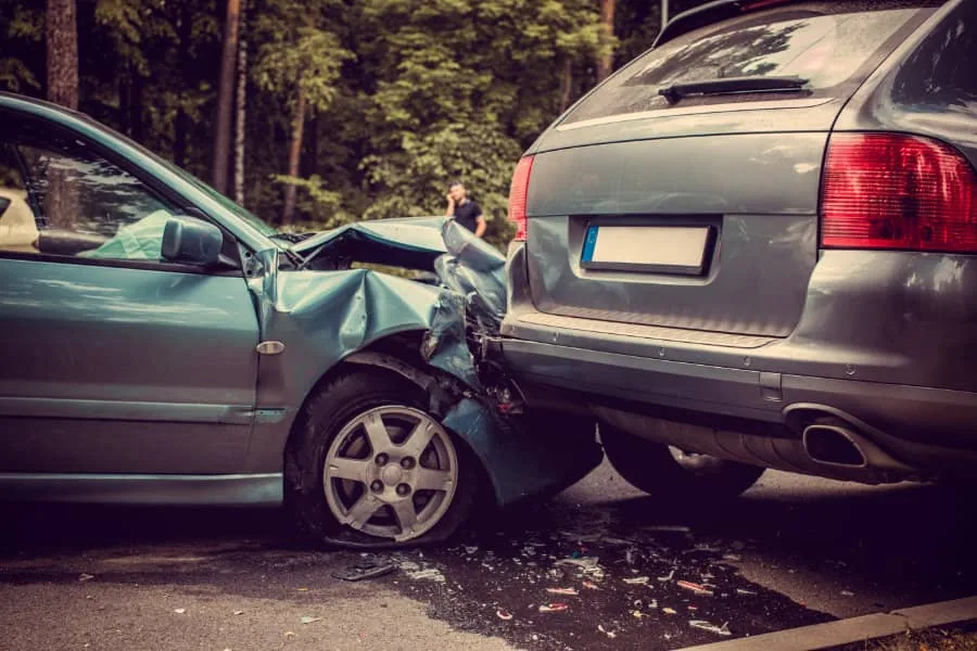 KI-generierte Illustration: Schadensaufnahme nach einem Verkehrsunfall, Fahrer dokumentiert den Blechschaden am Fahrzeug mit dem Smartphone